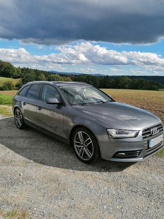 Grau Gebraucht 2012 Audi A4 Ambition Limousine | 10.000 € (Guter Preis) - Bild 1/4