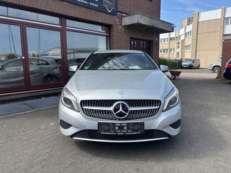 Gebraucht Mercedes A180 122 PS (89 kW) 2015 Polarsilber Limousine
