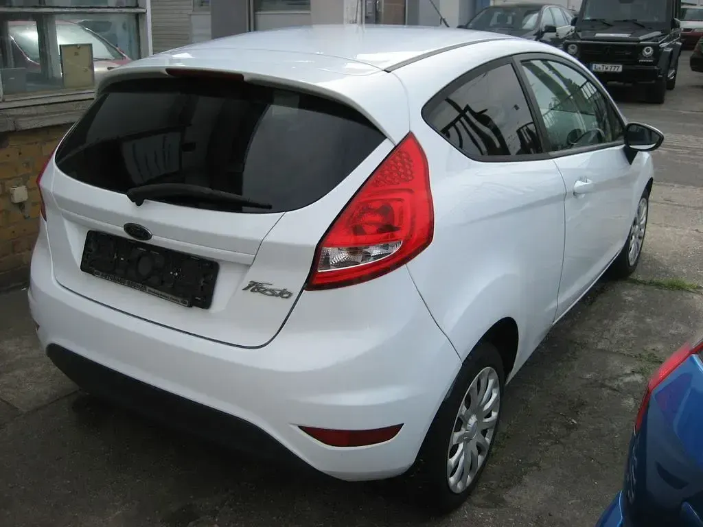 Gebraucht Ford Fiesta 60 PS (44 kW) 2009 Weiß Kleinwagen