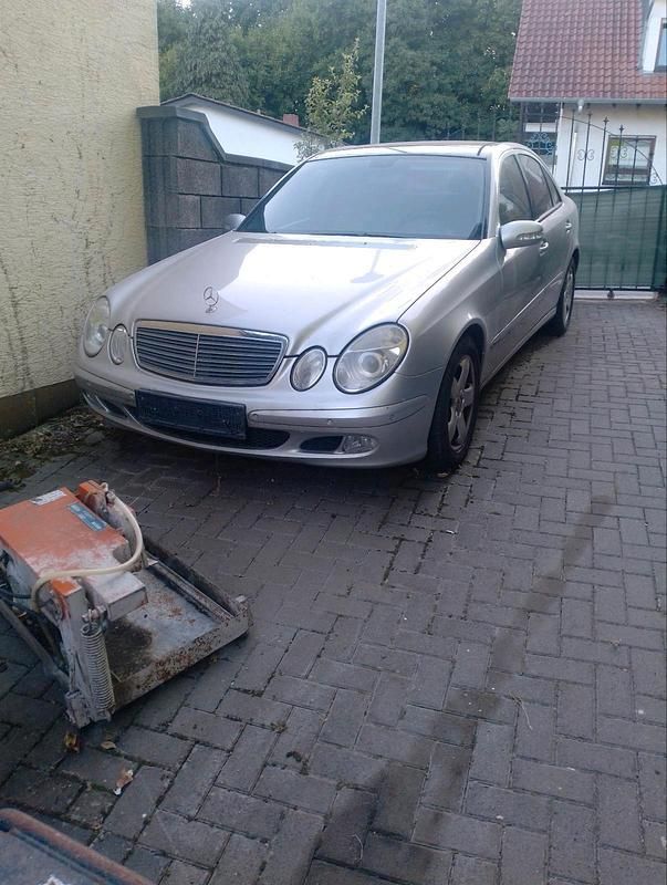 Grau Gebraucht 2004 Mercedes E220 Limousine | 4.300 € (Fairer Preis) - Bild 1/4