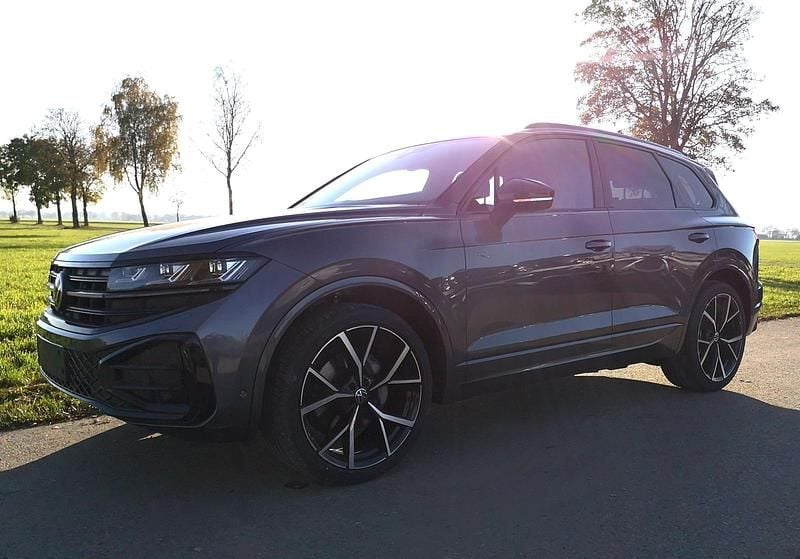 Siliziumgrau metallic Gebraucht 2024 VW Touareg R-line SUV | 83.290 € - Bild 1/4