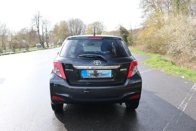 Gebraucht Toyota Yaris 99 PS (72 kW) 2013 Schwarz Kleinwagen