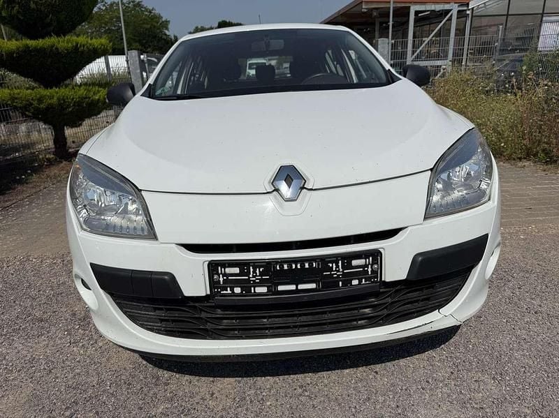 Gebraucht Renault Mégane III Authentique 101 PS (74 kW) 2011 Gletscherweiss Kleinwagen