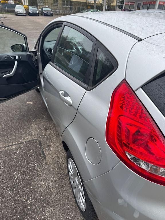 Gebraucht Ford Fiesta Trend 82 PS (60 kW) 2011 Silber Kleinwagen