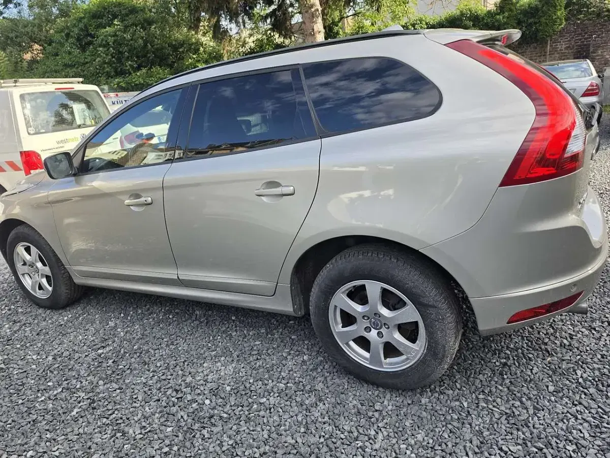 Gebraucht Volvo XC60 Kinetic 150 PS (110 kW) 2016 Braun SUV