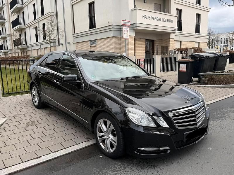 Gebraucht Mercedes E220 Avantgarde 170 PS (125 kW) 2012 Schwarz Limousine