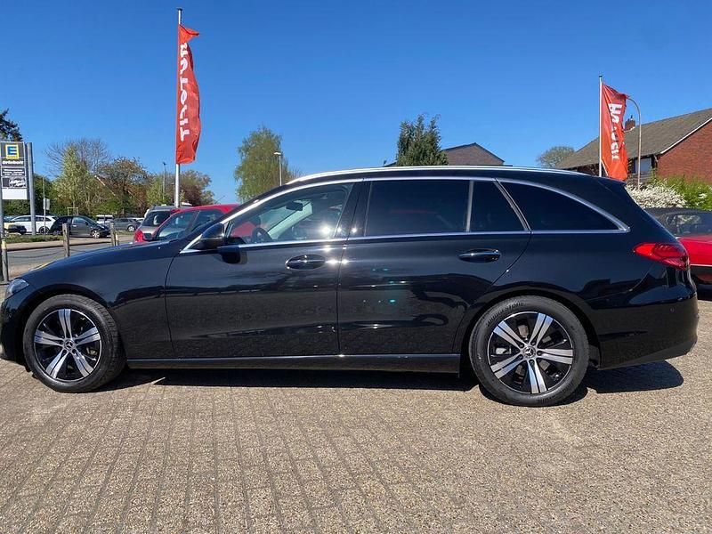 Gebraucht Mercedes C300 258 PS (189 kW) 2022 Schwarz Kombi