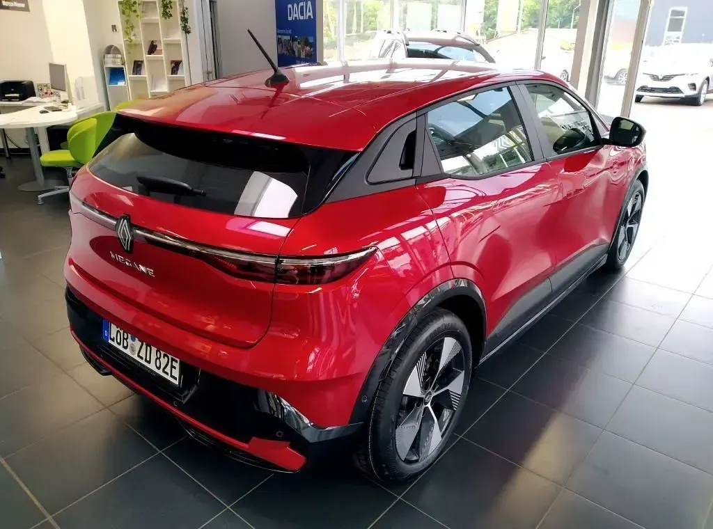 Używany Renault Megane E-Tech Evolution 160 kW (218 KM) 2023 Czerwony Sedan/Limuzyna