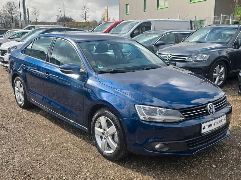 Gebraucht VW Jetta Trendline 105 PS (77 kW) 2012 Blau Limousine