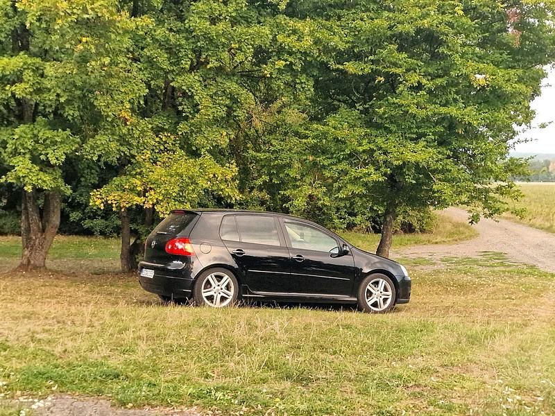 Schwarz Gebraucht 2006 VW Golf V Kleinwagen | 2.500 € (Etwas zu teuer) - Bild 1/4