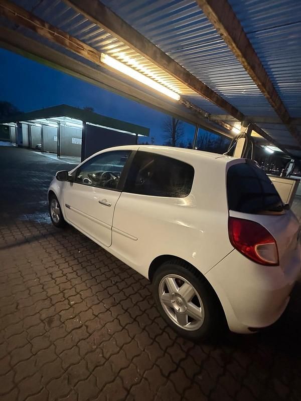 Gebraucht Renault Clio II 60 PS (44 kW) 2010 Weiß Kleinwagen