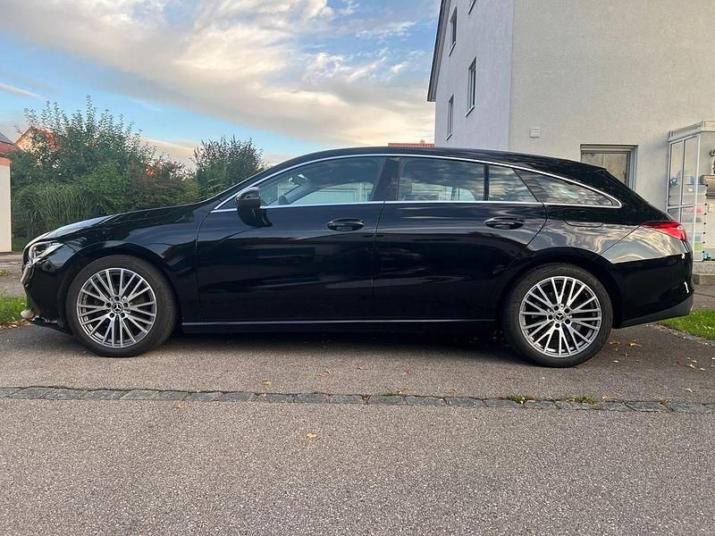 Schwarz Gebraucht 2020 Mercedes CLA180 Shooting Brake Progressive Kombi | 17.900 € (Superpreis) - Bild 1/4