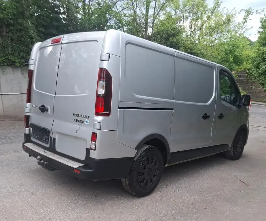 Gebraucht Renault Trafic 140 PS (102 kW) 2016 Silber Van / Kleinbus