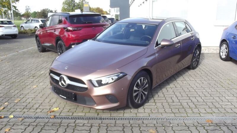 Rosegold metalliclack Gebraucht 2022 Mercedes A180 Limousine | 26.850 € (Fairer Preis) - Bild 1/4