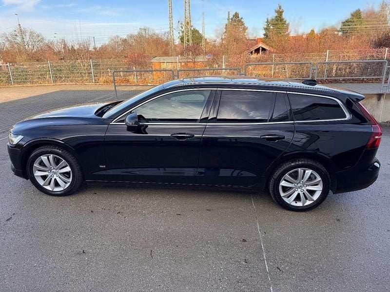 Gebraucht Volvo V60 Momentum 197 PS (144 kW) 2021 Schwarz Kombi