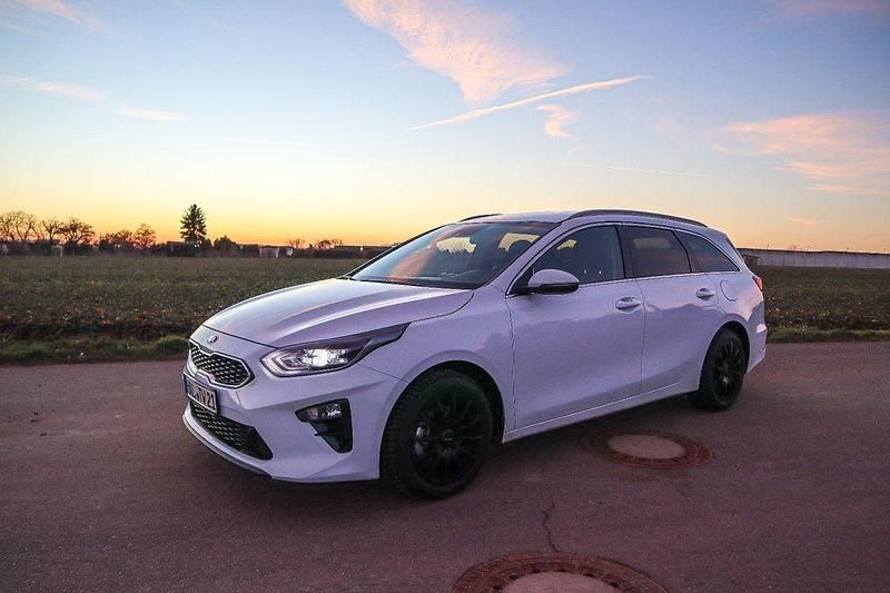 Weiß Gebraucht 2020 Kia Ceed Sportswagon Kombi | 15.300 € (Teuer) - Bild 1/4