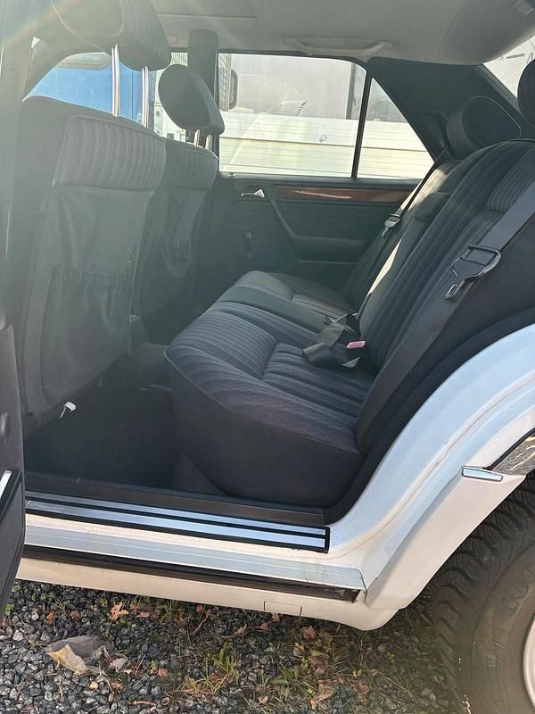 Gebraucht Mercedes E230 97 PS (71 kW) 1990 Weiß Limousine