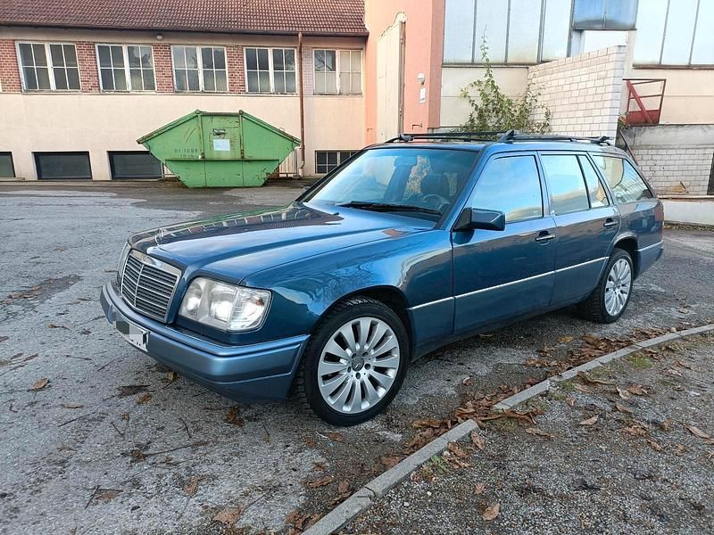 Blau Gebraucht 1993 Mercedes E280 Kombi | 5.500 € - Bild 1/4