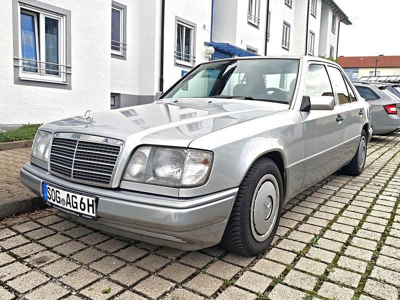 Grau Gebraucht 1994 Mercedes 220 Limousine | 10.990 € - Bild 1/4
