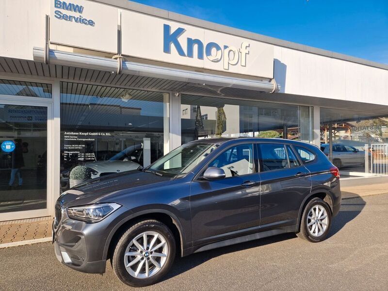Grau Gebraucht 2021 BMW X1 Advantage SUV | 28.900 € (Teuer) - Bild 1/4