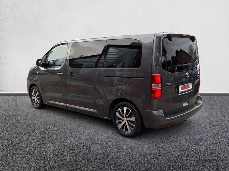 Grau Gebraucht 2024 Toyota Proace Verso Executive Kombi | 43.900 € (Fairer Preis) - Bild 1/2