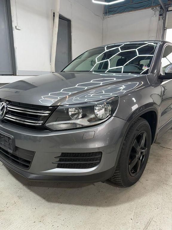 Grau Gebraucht 2015 VW Tiguan Trendline SUV | 7.777 € (Guter Preis) - Bild 1/4