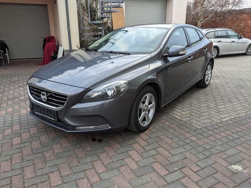 Grau Gebraucht 2013 Volvo V40 Kinetic Kombi | 9.500 € (Fairer Preis) - Bild 1/4
