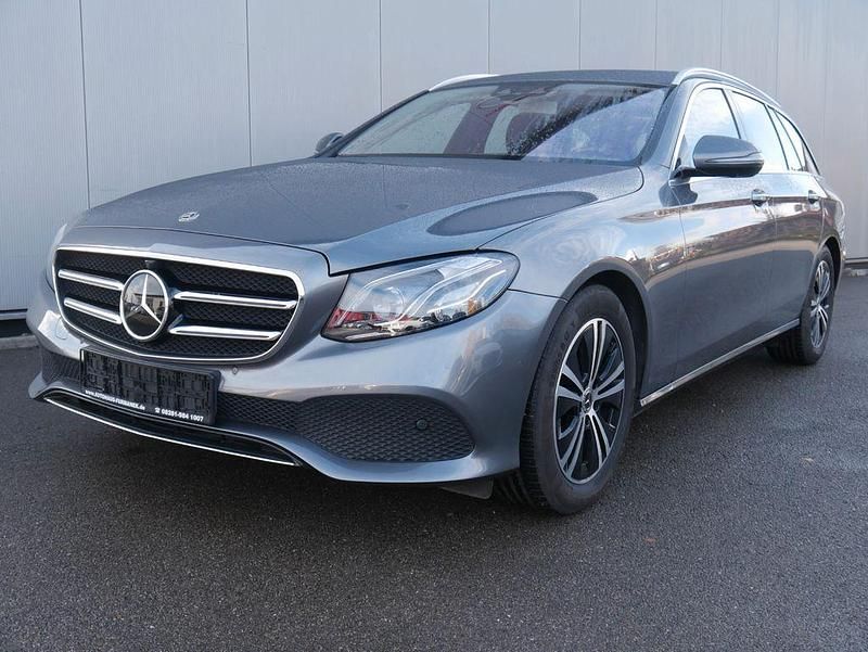 Grau Gebraucht 2020 Mercedes E220 Avantgarde Limousine | 25.970 € (Superpreis) - Bild 1/4