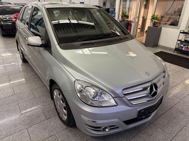 Gebraucht Mercedes B200 140 PS (102 kW) 2011 Silber Van / Kleinbus