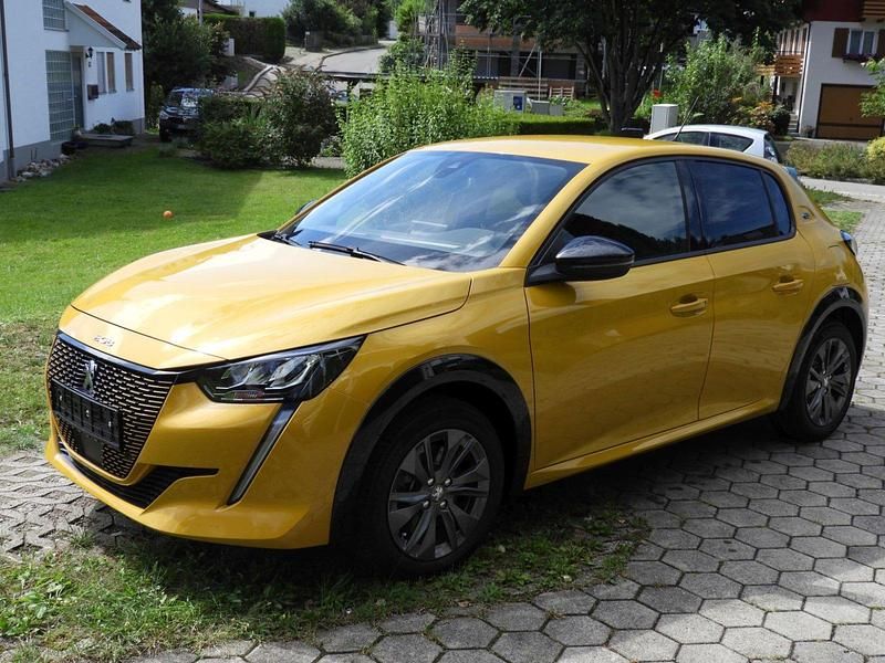 Gelb Gebraucht 2023 Peugeot e-208 Allure Kleinwagen | 22.990 € (Etwas zu teuer) - Bild 1/4