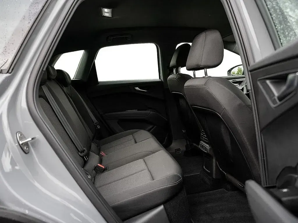 Gebraucht Audi Q4 e-tron Comfort 125 kW (170 PS) 2023 Kieselgrau SUV