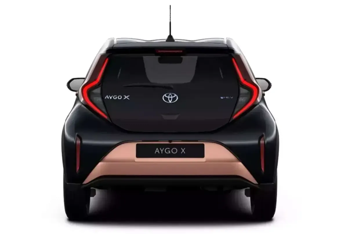 Neu Toyota Aygo 116 PS (85 kW) 2026 Cinnamon bronze met. / black Kleinwagen