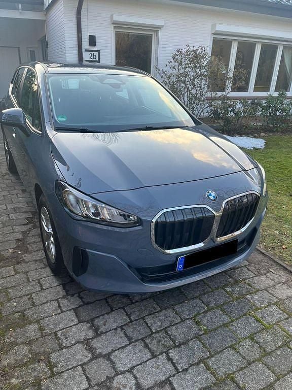 Grau Gebraucht 2022 BMW 218 Active Tourer Van / Kleinbus | 19.990 € (Guter Preis) - Bild 1/4
