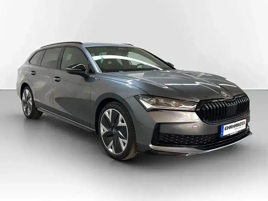 Neu Skoda Superb SportLine 142 PS (104 kW) 2026 Grau Kombi