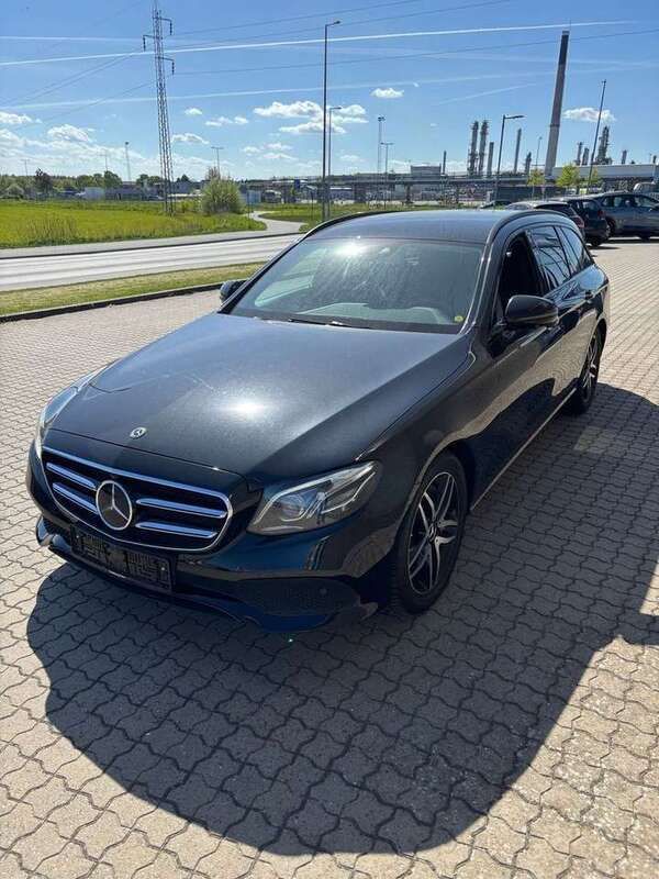 Schwarz Gebraucht 2018 Mercedes E350 Avantgarde Kombi | 21.450 € (Guter Preis) - Bild 1/4