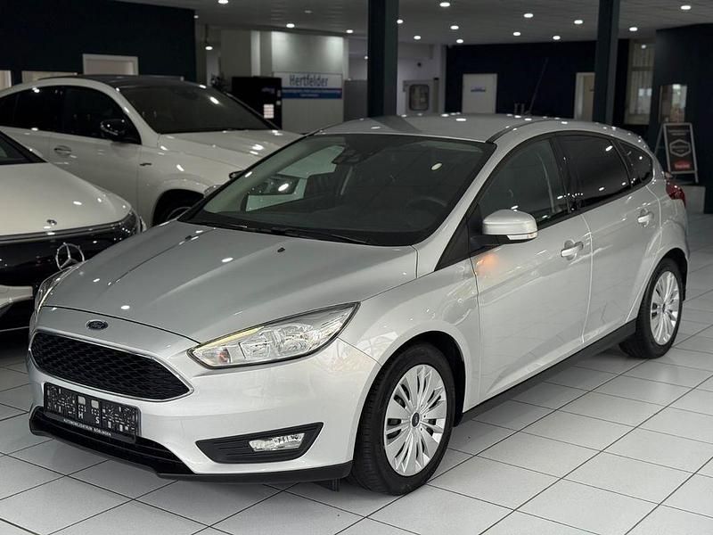 Silber Gebraucht 2016 Ford Focus Limousine | 9.990 € (Fairer Preis) - Bild 1/4