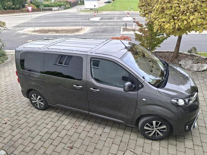Grau Gebraucht 2021 Toyota Proace Verso Team Kombi | 35.400 € (Fairer Preis) - Bild 1/1