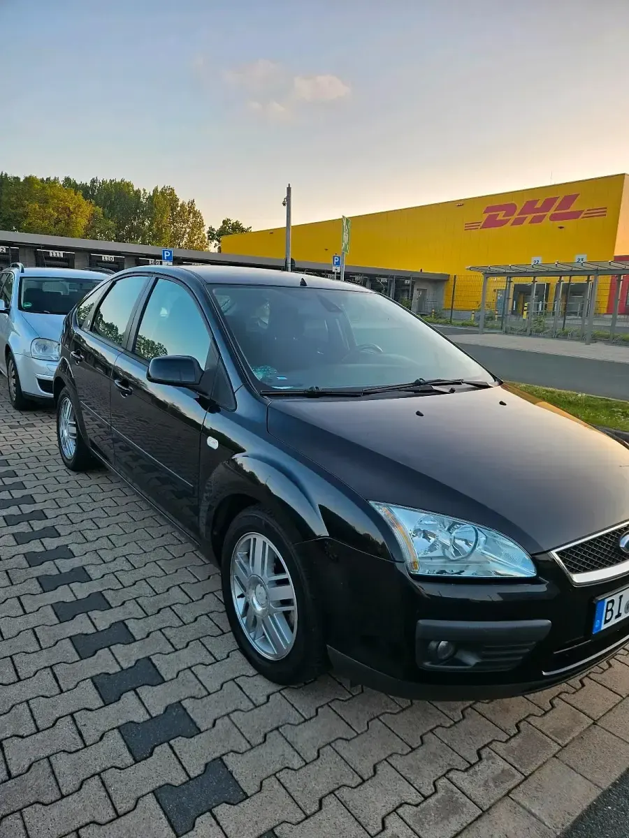 Gebraucht Ford Focus Ghia 116 PS (85 kW) 2004 Schwarz Limousine