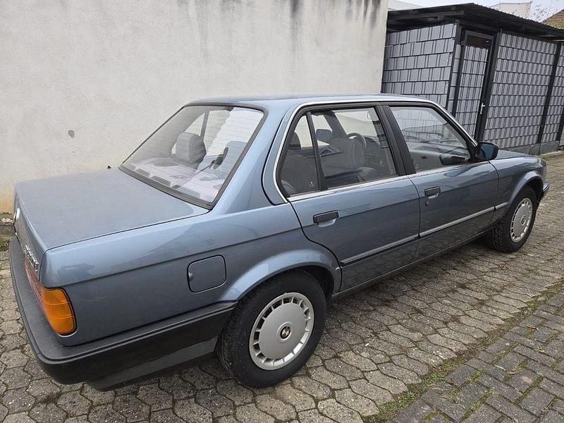 Gebraucht BMW 320 Basis 129 PS (94 kW) 1986 Grau Limousine