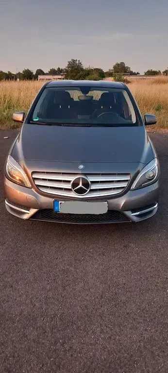 Gebraucht Mercedes B180 122 PS (89 kW) 2014 Grau Kleinwagen