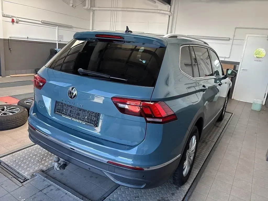 Gebraucht VW Tiguan Allspace Life 150 PS (110 kW) 2022 Petroleum blue metallic (metallic) SUV