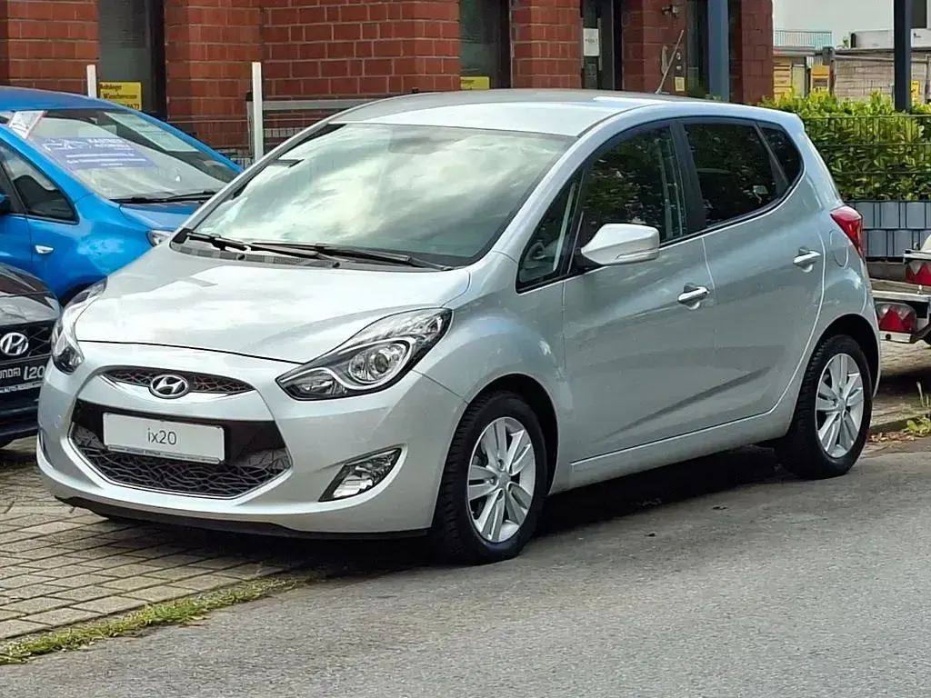 Gebraucht Hyundai ix20 125 PS (91 kW) 2014 Silber Kleinwagen