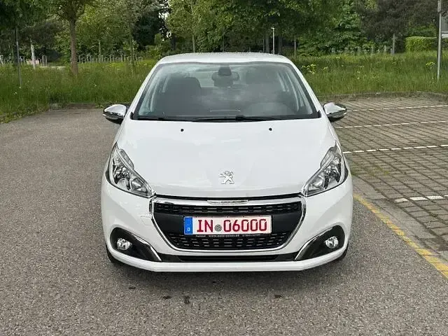 Gebraucht Peugeot 208 Allure 110 PS (80 kW) 2017 Weiß Kleinwagen