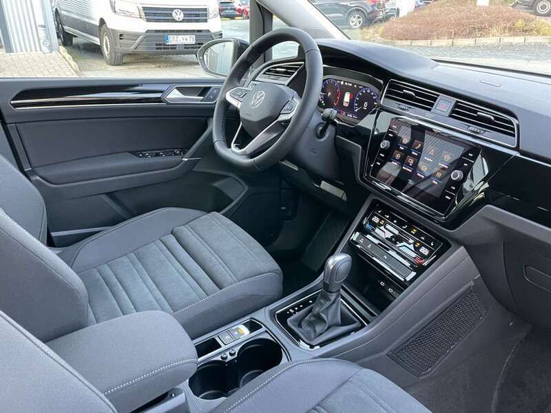 Gebraucht VW Touran Highline 150 PS (110 kW) 2024 Pure white Van / Kleinbus