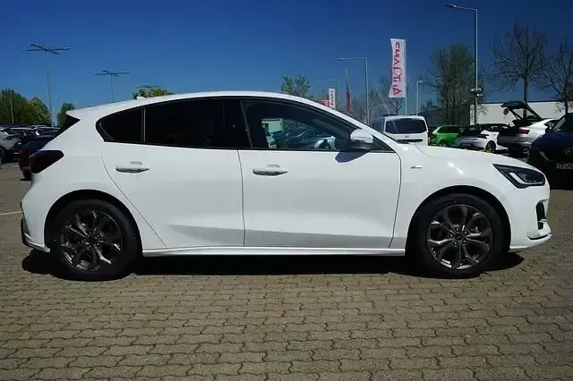 Gebraucht Ford Focus ST-Line 125 PS (91 kW) 2023 Weiß Limousine