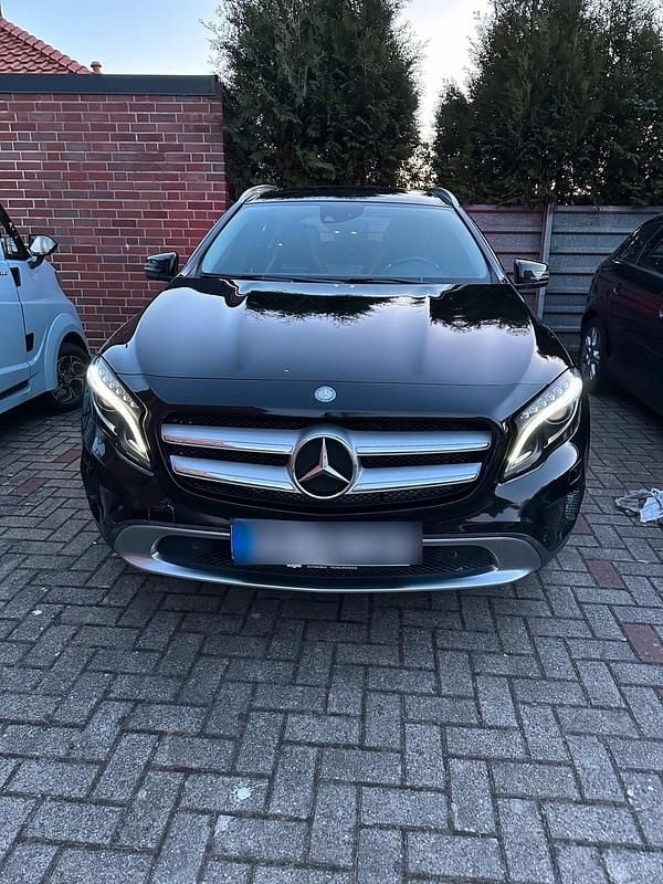 Schwarz Gebraucht 2014 Mercedes GLA200 SUV | 12.400 € (Fairer Preis) - Bild 1/4