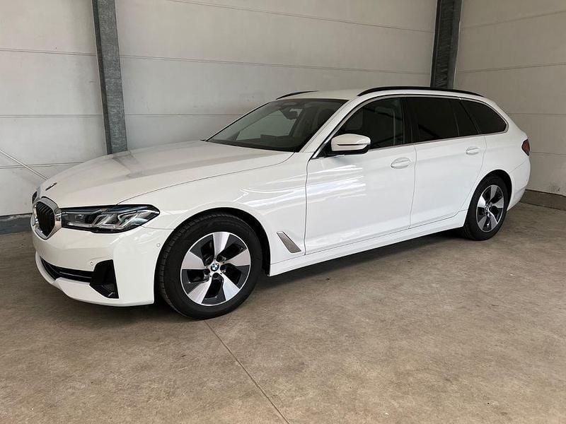 Alpinweiss iii Gebraucht 2023 BMW 520 Kombi | 27.680 € - Bild 1/4