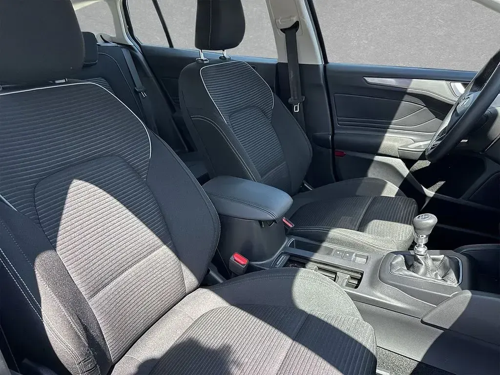 Gebraucht Ford Focus Titanium 125 PS (91 kW) 2023 Orange Limousine
