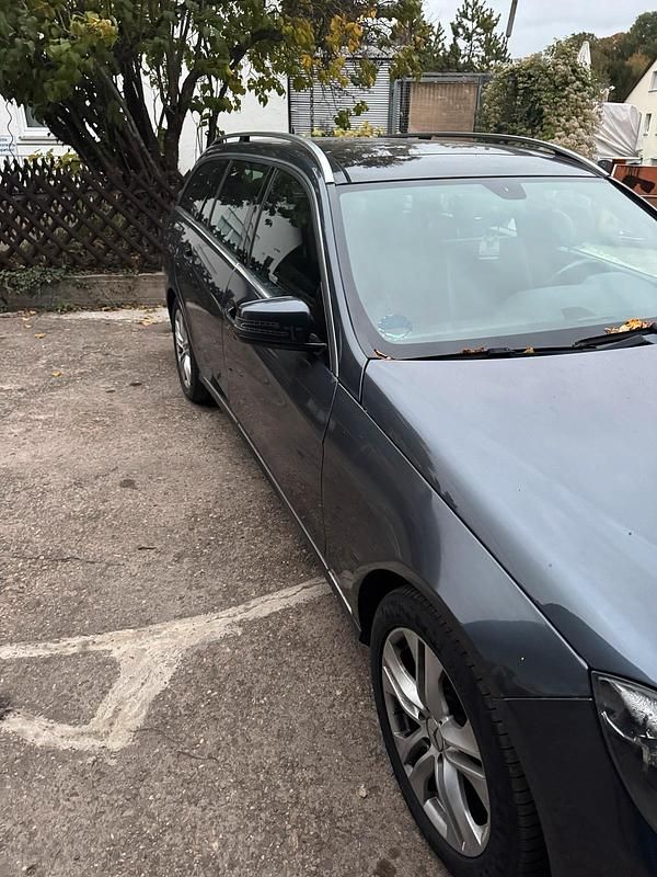 Gebraucht Mercedes E220 170 PS (125 kW) 2015 Blau Kombi