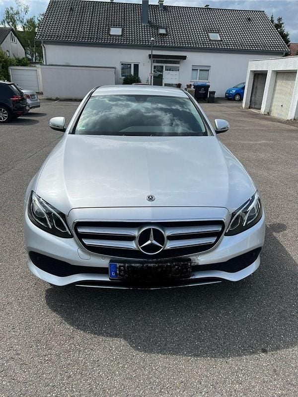 Silber Gebraucht 2017 Mercedes E200 Avantgarde Limousine | 21.900 € (Guter Preis) - Bild 1/4